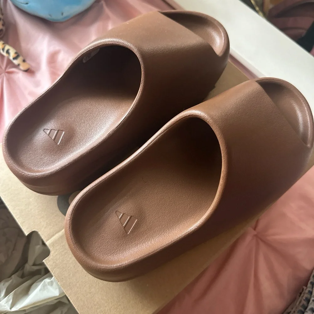 yeezy slides *flax color*